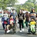 Suasana jalan sehat bersama para penyandang disabilitas yang dipusatkan di Jalan Pahlawan, depan Gedung Harmonie, Minggu (11/12) pagi.
