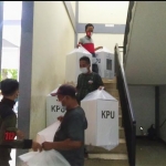 PPK saat mendistribusikan logistik Pilwali Surabaya.