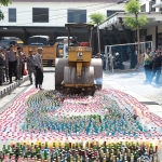 Pemusnahan botol miras dengan menggunakan alat berat