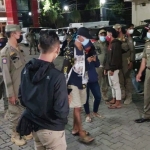 Sejumlah pasangan bukan suami istri terciduk petugas gabungan TNI-Polri, Satpol PP dan Damkar Kabupaten Tuban saat malam Valentine.