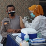 Sebanyak 72 anggota Polri yang bertugas di Polres Blitar Kota menerima suntikan vaksin Covid-19, Rabu (24/2/2021). (foto: ist)