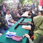 Puluhan pelanggar prokes covid-19 di Jombang  sedang antre sidang.