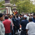 Massa Aksi saat menyampaikan tuntutannya didepan kantor Bupati Pamekasan. 