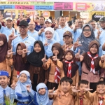 Wali Kota Kediri beserta jajaran dan anak-anak sekolah yang hadir di Festival Literasi Kediri