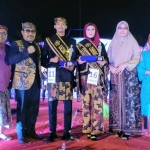 Sekdakab Pamekasan Totok Hartono dan Kadisparbud Sjafuddin saat memberikan piala kepada Kacong-Cebbing Pamekasan 2019.