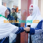 Wakil Bupati Gresik, Aminatun Habibah, ketika menyambut kedatangan jamaah haji. Foto: SYUHUD/BANGSAONLINE
