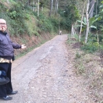 Kondisi jalan rusak menuju Dusun Brau, Desa Gunungsari, Kecamatan Bumiaji.