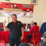 Jumanto saat hadir bakti sosial di kantor DPC PDIP Gresik. Foto: Ist