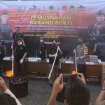 Suasana pemusnahan barang bukti yang dilakukan Kejari Kabupaten Pasuruan.