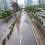 Lalu lintas tampak lengang di Jakarta akibat kebijakan pembatasan terkait virus corona. foto: merdeka.com