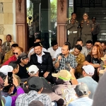 Bupati Gresik Fandi Akhmad Yani bersama  Manager Comdev JIIPE Yudi Darjanto saat berdialog dengan warga. FOTO: ist.