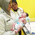 Bayi langsung dibawa ke RSUD Sidoarjo untuk mendapatkan perawatan. foto: CATUR AE/ BANGSAONLINE