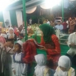 Menteri Sosial RI, Khofifah Indar Parawansa memberikan bingkisan lebaran kepada ratusan anak yatim piatu di kediamannya, di Jemursari, Surabaya.