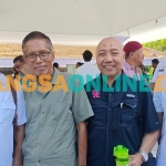 Chairul Muriman Setyabudi (kedua dari kanan) bersama jajaran
pengurus Yayasan Masjid As Sakiinah Surabaya. Foto: YUDI A/BANGSAONLINE
