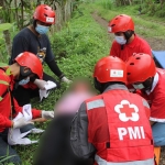 PMI bersama BPBD Jember saat menggelar latihan tanggap darurat menghadapi bencana.