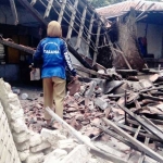 Kader Tagana sedang meninjau rumah runtuh. foto: ERRI S/ BANGSAONLINE