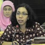 Kepala BPTB, Maria Theresia Ekawati Rahayu memberi penjelasan kepada Komisi A DPRD Surabaya dalam dengar pendapat kemarin. foto: maulana/ BANGSAONLINE