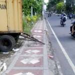 SIAGA BANJIR: Pompa portabel milik Dinas PU Pengairan yang disiagakan di ujung jalan Sultan Agung Sidoarjo, dekat Kali Pucang, Selasa (11/10). foto: MUSTAIN/ BANGSAONLINE