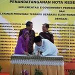 TEKEN: Bupati Sidoarjo H Saiful Ilah menandatangani MoU berbagi sistem pelayanan perizinan, di Balai Kota Surabaya, Rabu (28/9). foto istimewa