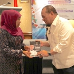 Anggota Senator terpilih dari Jatim La Nyalla Mahmud Mattalitti menyerahkan buku berjudul "Mewujudkan DPD yang Kuat dan bermartabat" kepada Gubernur Jatim Khofifah Indar Parawansa. foto: DIDI ROSADI/ BANGSAONLINE
