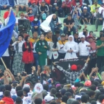 Gubernur Jatim Khofifah (baju putih pegang mik) saat menghadiri acara HUT SPSI ke-46 di Gelora Delta, Sidoarjo.
