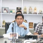 Wakil Ketua DPRD Gresik, Ahmad Nurhamin (paling kiri), didampingi Mujid Riduan, dan Lutfi Dhawam, saat rapat pimpinan. Foto: Ist