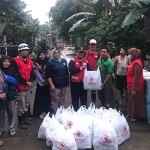 PMI Kabupaten Pasuruan saat bersama masyarakat terdampak banjir bandang di Kecamatan Winongan.