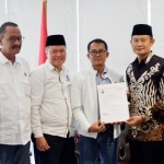 Yuhronur didampingi Rouf  saat menerima surat rekom dari DPP Perindo.