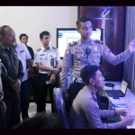 Dirlantas Polda Jatim, Kombes Pol Heri Wahono mendapatkan penjelasan tentang sistem Traffic Attitude Record (TAR) dan Demeryt Point System (DPS).