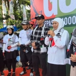 Gubernur Khofifah melepas para pesepeda dalam kegiatan Ride for Palestine. Para pesepeda akan menempuh 1000 KM, mulai Tugu Pahlawan, Surabaya hingga Kemenlu RI di Jakarta. 