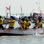 Para peserta Lomba Dayung Wali Kota Pasuruan Cup 2025 saat beradu cepat.