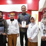 Kepala LKPP Hendrar Prihadi (tengah) saat mengunjungi Galeri Soekarno Kecil didampingi Wali Kota Mojokerto Ika Puspitasari (kiri), Rabu (14/5/2025).