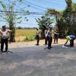 Pihak kepolisian saat melakukan olah TKP korban kecelakaan di Jalan Raya Lingkar Timur, Desa Siwalanpanji, Kecamatan Buduran.