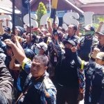 Suasana aksi demo LSM GMBI di depan kantor Dinas Sosial Banyuwangi.