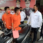 Kasatreskrim Polres Pasuruan AKP Adhi Putranto Utomo (kanan baju putih) saat meminta keterangan dua tersangka.