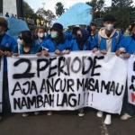 Mahasiswa saat turun jalang menolak jabatan presiden tiga periode. Tampak Badan Eksekutif Mahasiswa (BEM) Kota Bogor yang menolak keras wacana perpanjangan masa jabatan Pesiden Jokowi dan  penundaan pemilu. Foto: poskota.co