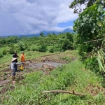 Warga saat menunjukkan dampak longsor di Desa Giripurno, Kecamatan Bumiaji, Kota Batu.