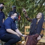 
Bupati Kediri Hanindhito Himawan Pramana saat berbincang dengan Mbah Simpen. (Ist).