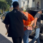 Anggota Satreskrim Polres Gresik  mengamankan terduga pelaku dan dibawa ke Mapolres Gresik untuk dimintai keterangan. foto: ist.