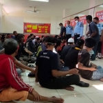 Sebanyak 50 narapidana dari Lapas Kelas I Malang saat tiba di Lapas Narkotika Kelas llA Pamekasan. (foto: ist)