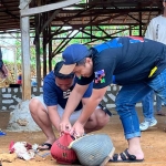 Petugas dari Polres Sampang saat menggerebek sabung ayam di Kecamatan Sokobanah.