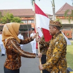 Wali Kota Mojokerto saat menyerahkan Bendera Merah Putih.