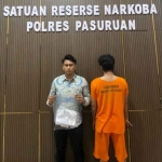 Tersangka bersama petugas dari Satresnarkoba Polres Pasuruan.