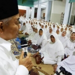 Dr KH Asep Saifuddin Chalim di depan para pengurus Muslimat NU di Pondok Pesantren Amanatul Ummah Jalan Siwalankerto Surabaya, Rabu (26/9/2018). Foto: bangsaonline.com