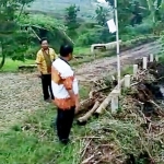 Staf Kecamatan Bumiaji didampingi perangkat Desa Sumbergondo melakukan pengecekan salah satu sungai yang penuh sampah akibat terbawa air hujan dari Tegalsari. 