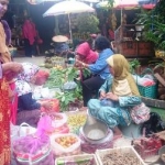 Pedagang cabai melayani para pembeli di pasar. 