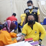 Kapolres Mojokerto AKBP Apip Ginanjar saat menjalani pemeriksaan kesehatan.