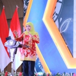 Gubernur Khofifah saat memberi sambutan dalam Refreshment Manajemen Pemerintah Tahun 2023 di Malang.