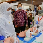 Gubernur Khofifah saat mengunjungi pameran alat kesehatan di Grand City, Surabaya.