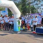 Senior Manager PLN Nusantara Power UP Tanjung Awar-Awar, Yunan Kurniawan, saat memberangkatkan peserta fun run ditandai dengan pengibaran bendera start. 